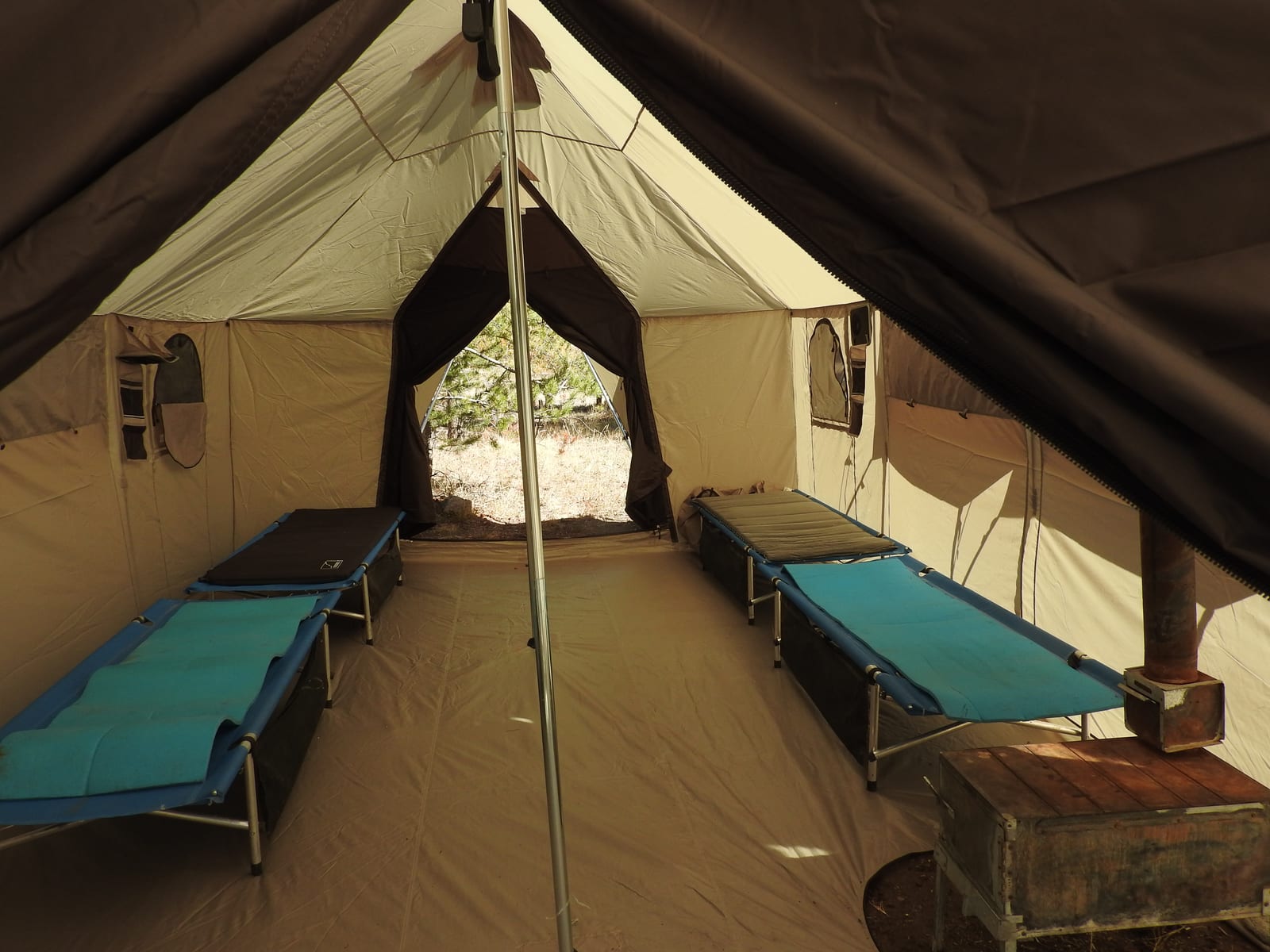 Idaho Drop Camp Hunts. Elk Hunts, Deer Hunts, Bear Hunts and Wolf Hunts.