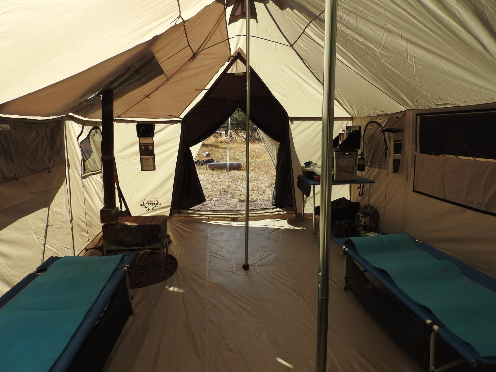 Idaho Drop Camp Hunts. Elk Hunts, Deer Hunts, Bear Hunts and Wolf Hunts.