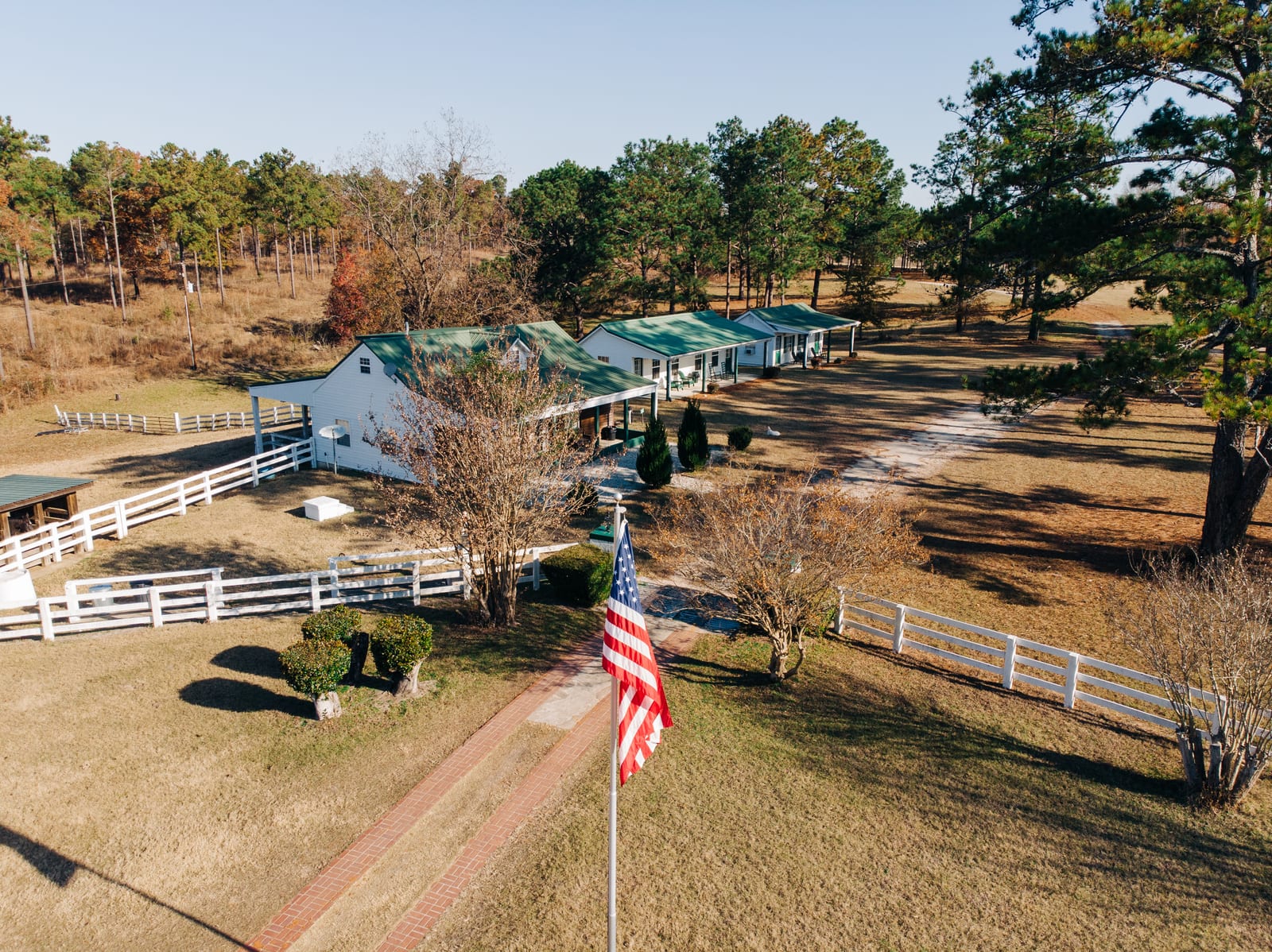 Pa-Ko Plantation's hunting lodge offering premium accommodations for all-inclusive deer hunting packages.