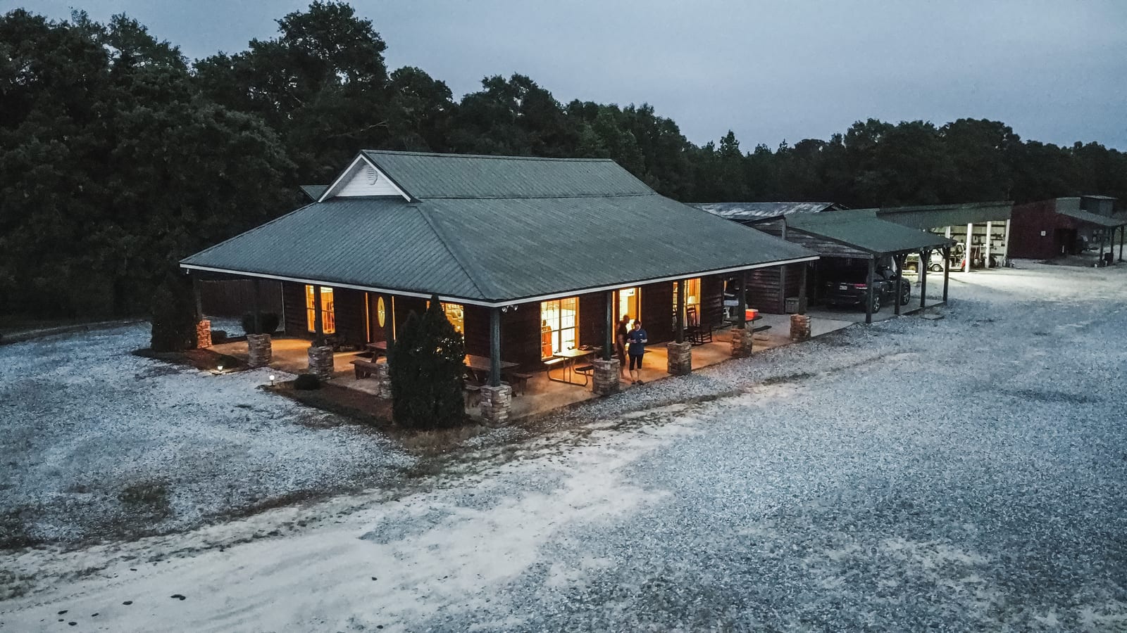 Pa-Ko Plantation's hunting lodge offering premium accommodations for all-inclusive deer hunting packages.